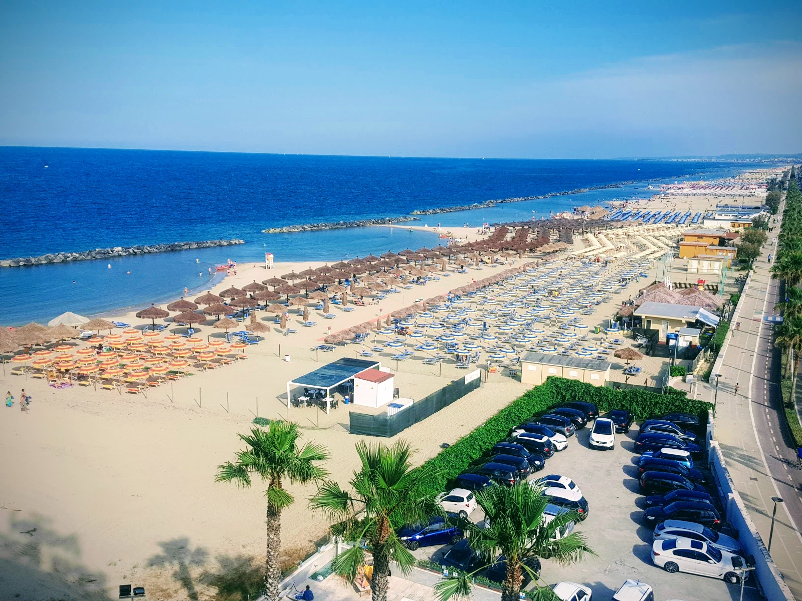 Fotografija Spiaggia Montesilvano z svetel fin pesek površino