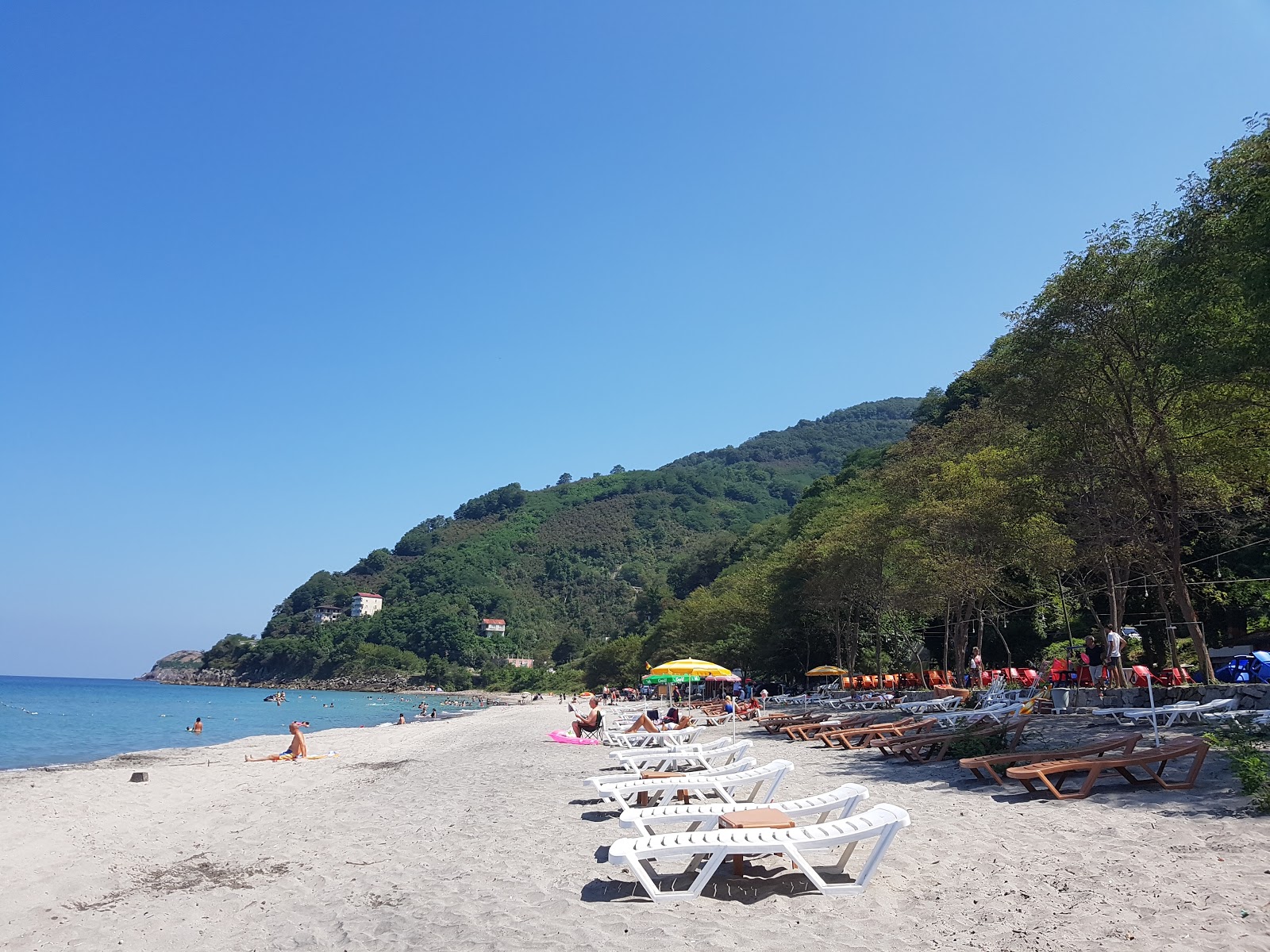 Φωτογραφία του White Beach υποστηρίζεται από βράχους