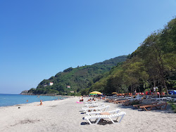 Φωτογραφία του White Beach υποστηρίζεται από βράχους