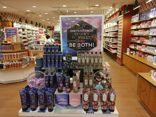 Beauty Supply Store «Bath & Body Works», reviews and photos, 6025 Kruse Dr, Solon, OH 44139, USA