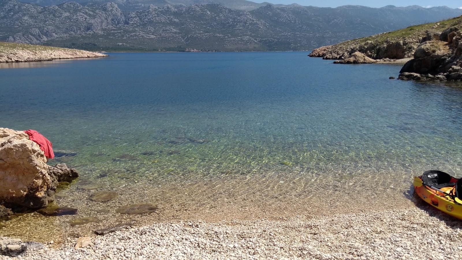 Tri drage beach'in fotoğrafı birden fazla küçük koy ile birlikte