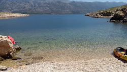 Tri drage beach'in fotoğrafı birden fazla küçük koy ile birlikte