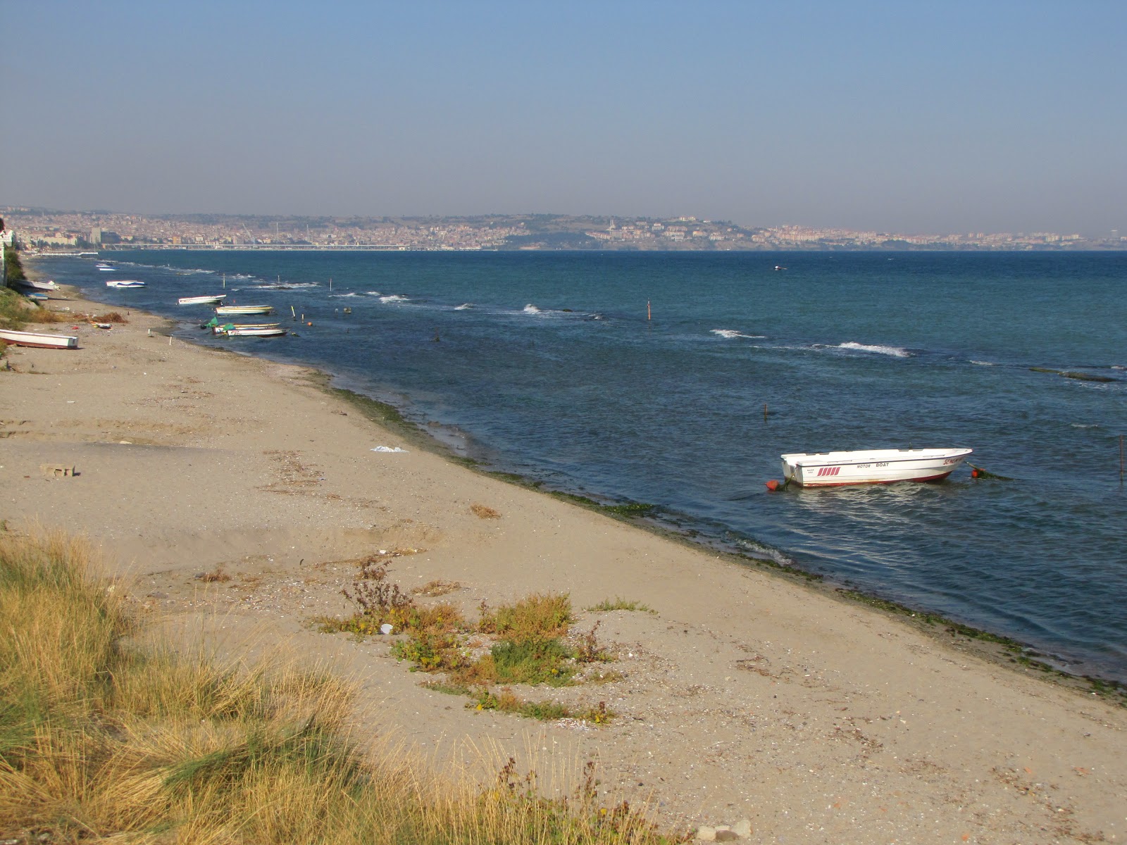 Foto von Topagac beach und die siedlung