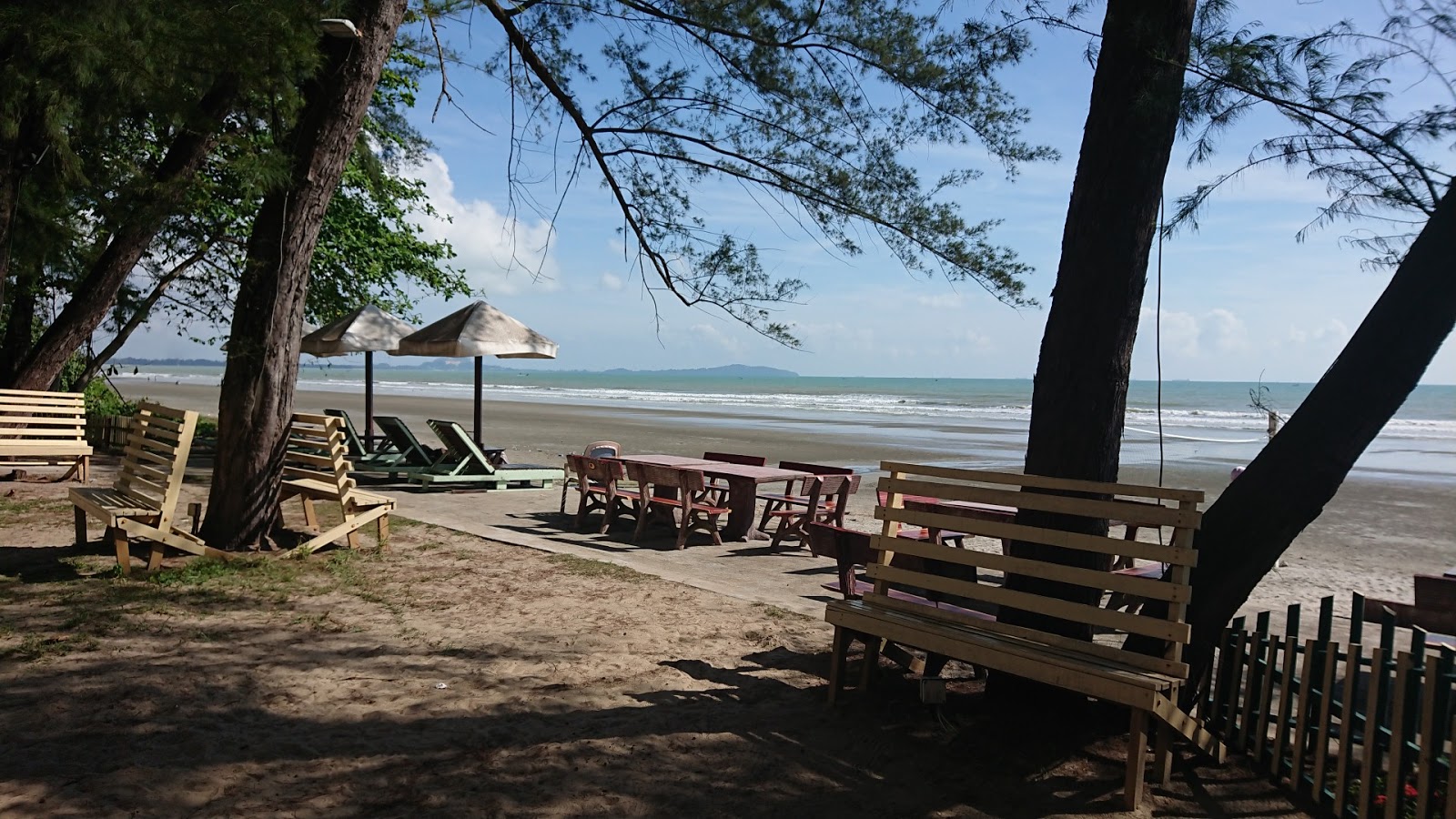 Foto av Batu Hitam Mandurah Beach och bosättningen