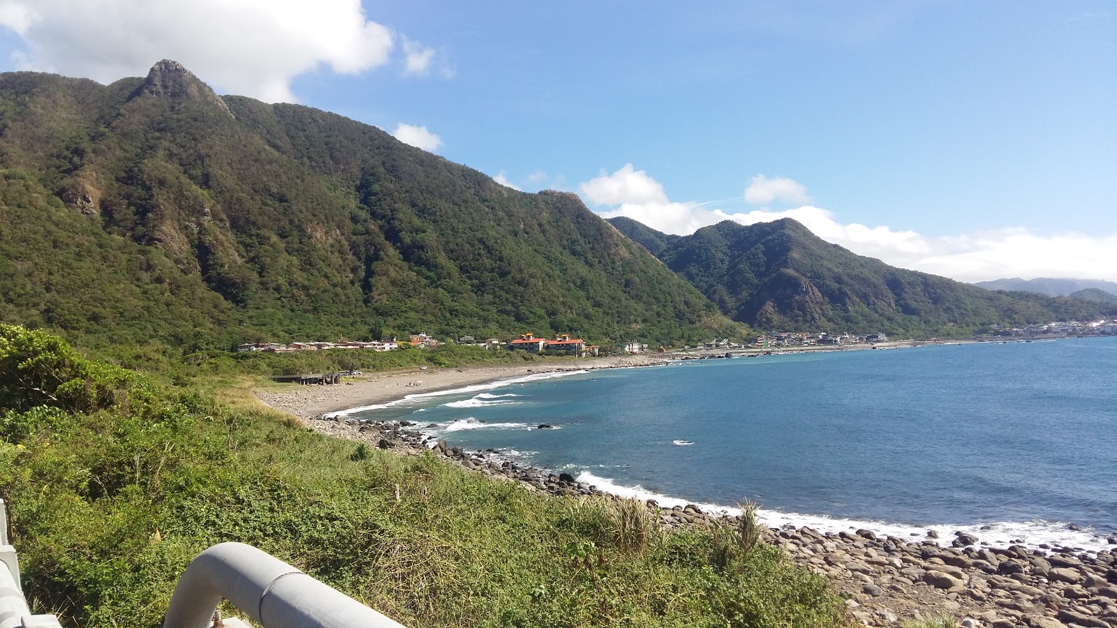 Foto van Daxi Honeymoon Bay Beach ondersteund door kliffen