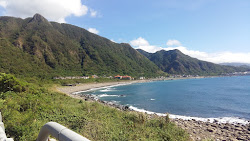 Foto di Daxi Honeymoon Bay Beach sorretto da scogliere