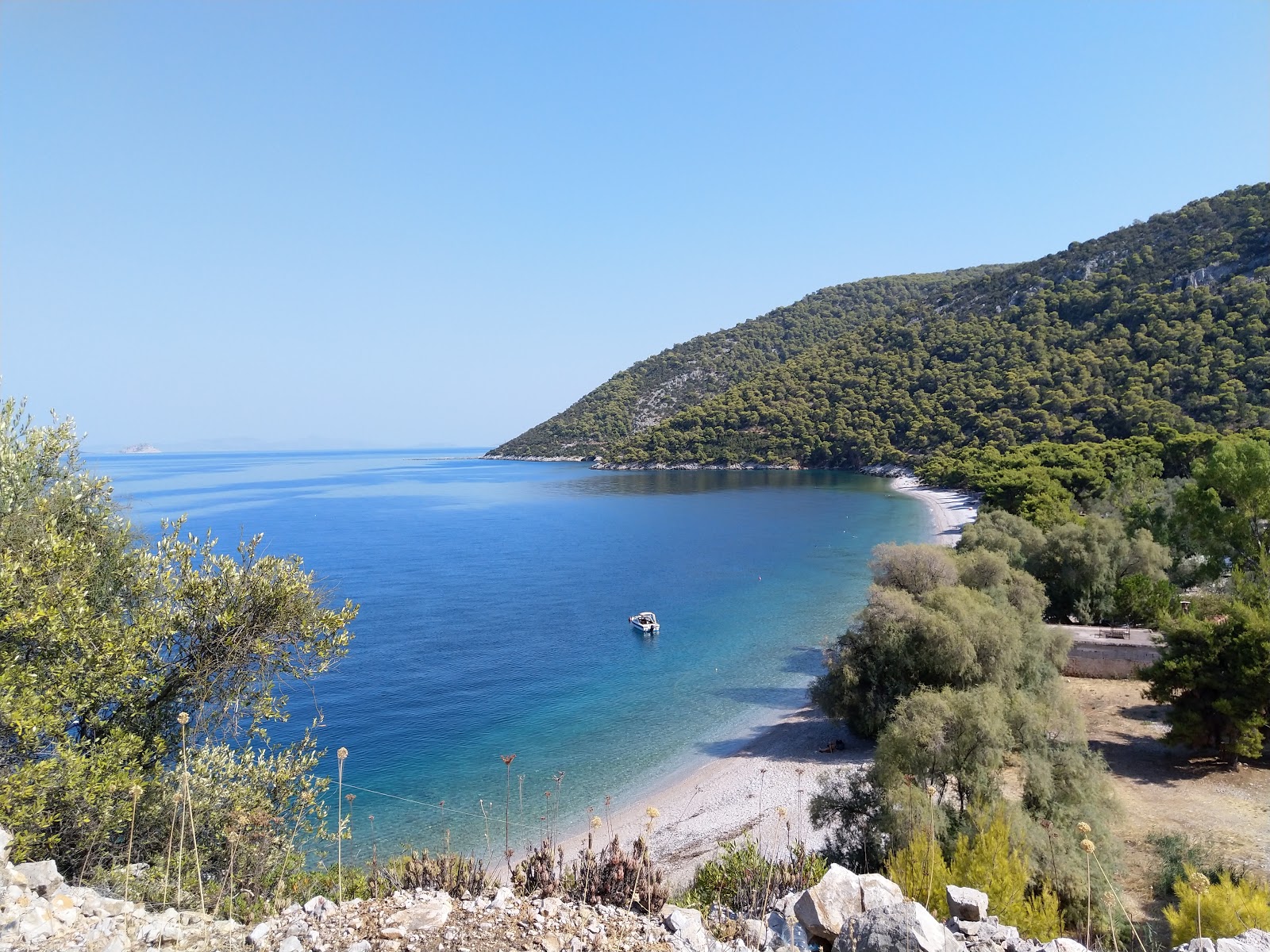 Φωτογραφία του Kalogerolimano με μικρά μπεζ βότσαλα επιφάνεια