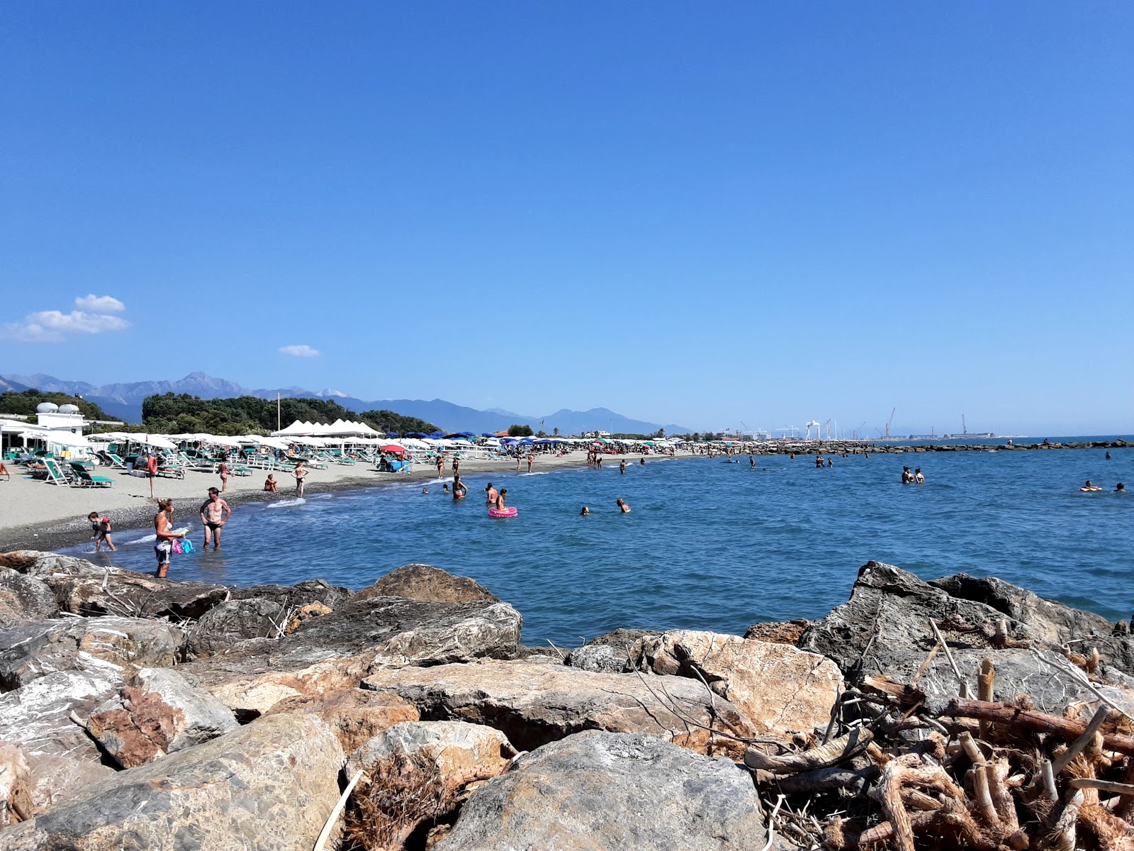 Foto de Spiaggia di Marinella di Sarzana con playa amplia
