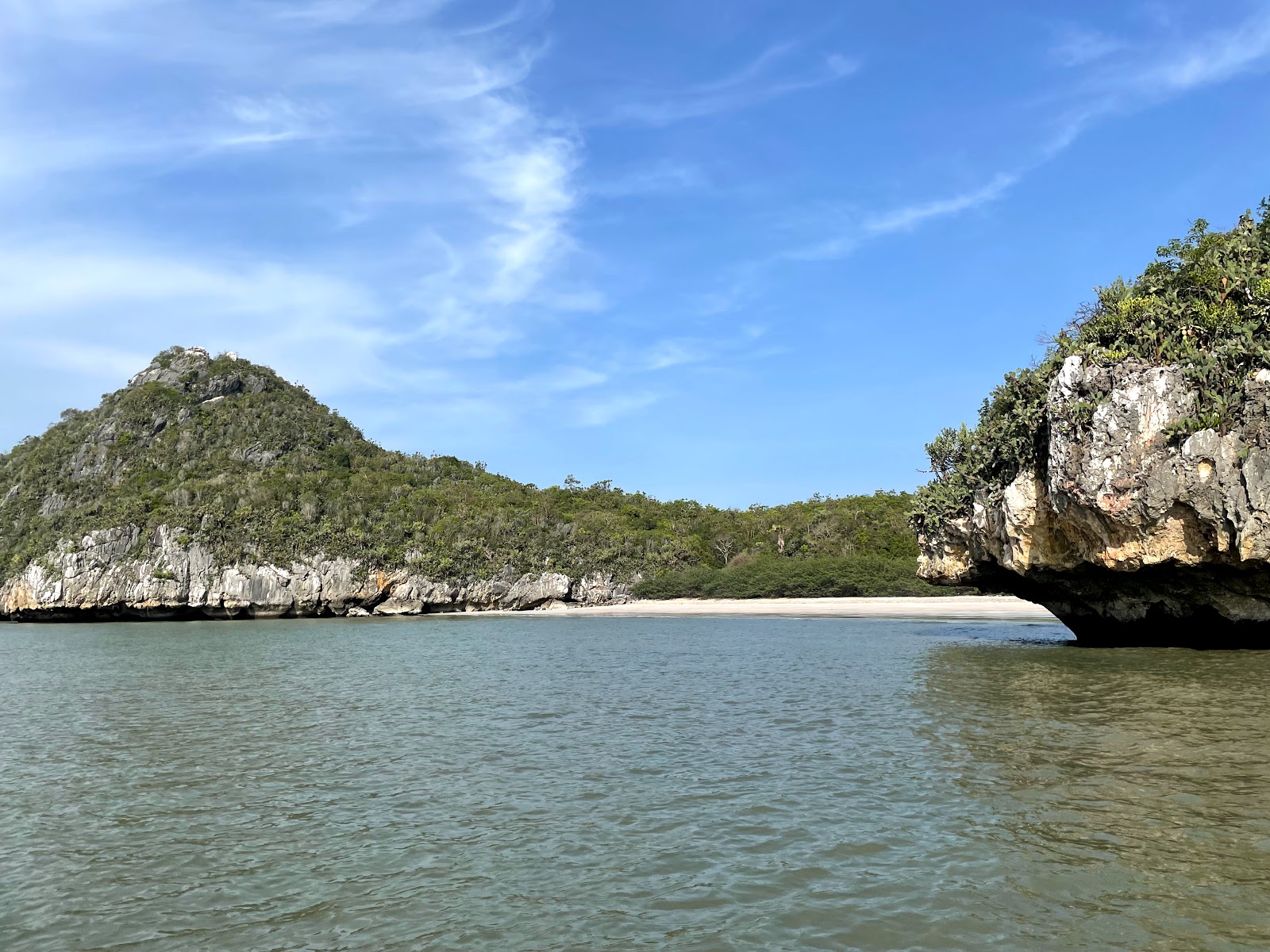 Foto van Wat Thung Noi Little Beach met turquoise puur water oppervlakte