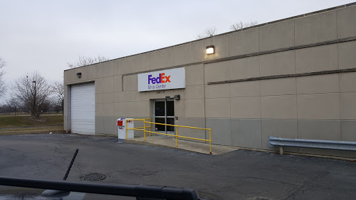 Shipping and Mailing Service «FedEx Ship Center», reviews and photos, 3747 Howard St, Skokie, IL 60076, USA