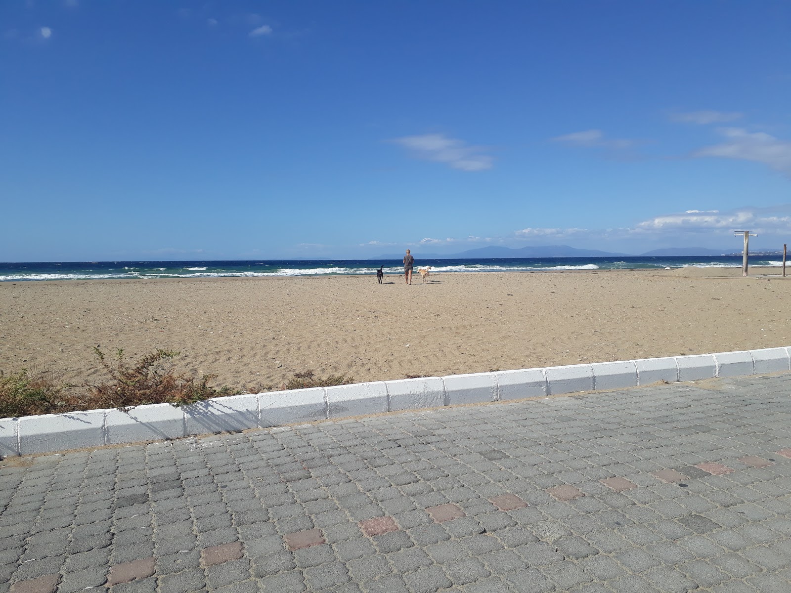 Fotografie cu Kusadasi beach sprijinit de stânci