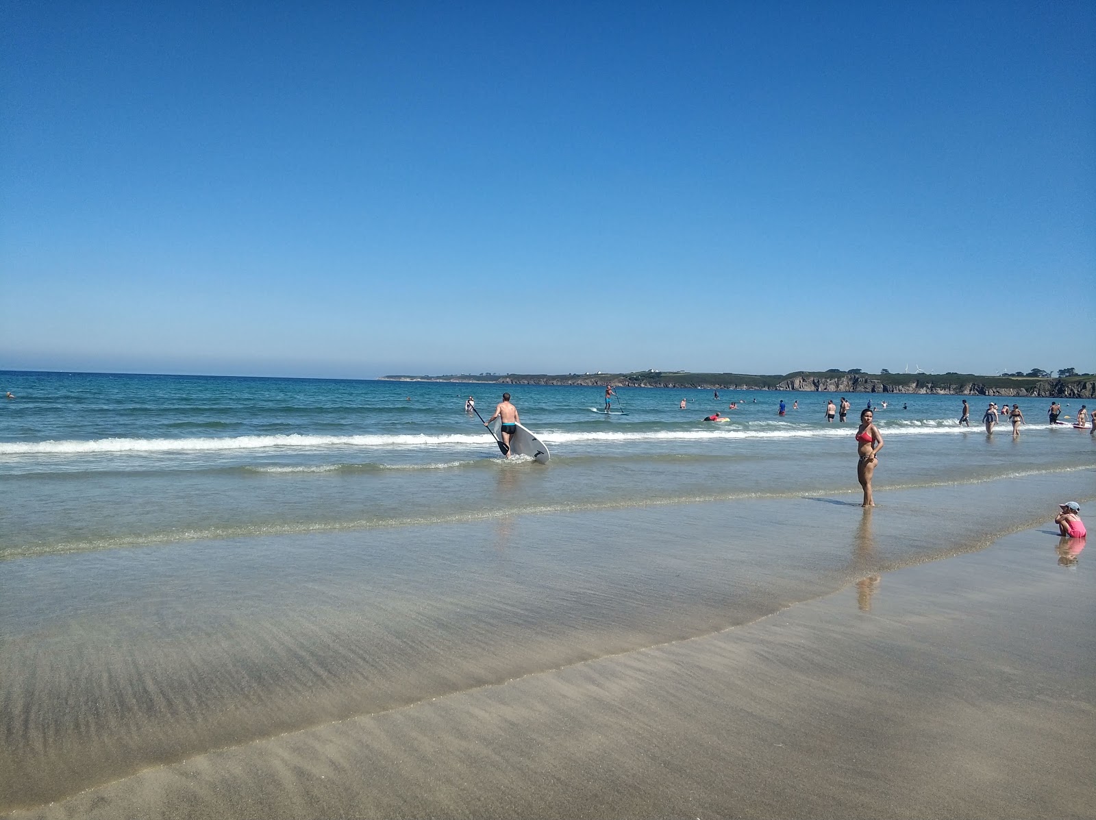 Fotografie cu Plage des Blancs Sablons cu o suprafață de apă pură albastră