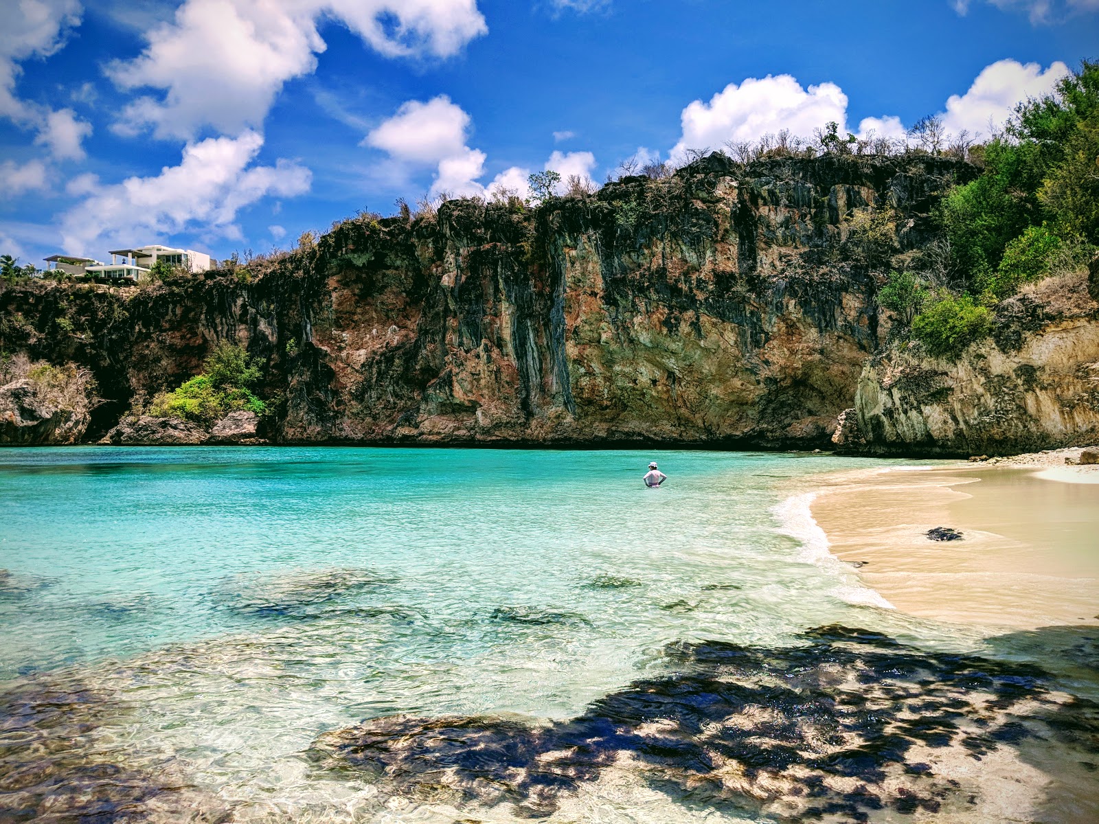 Foto di Little Bay beach con una superficie del sabbia beige fine