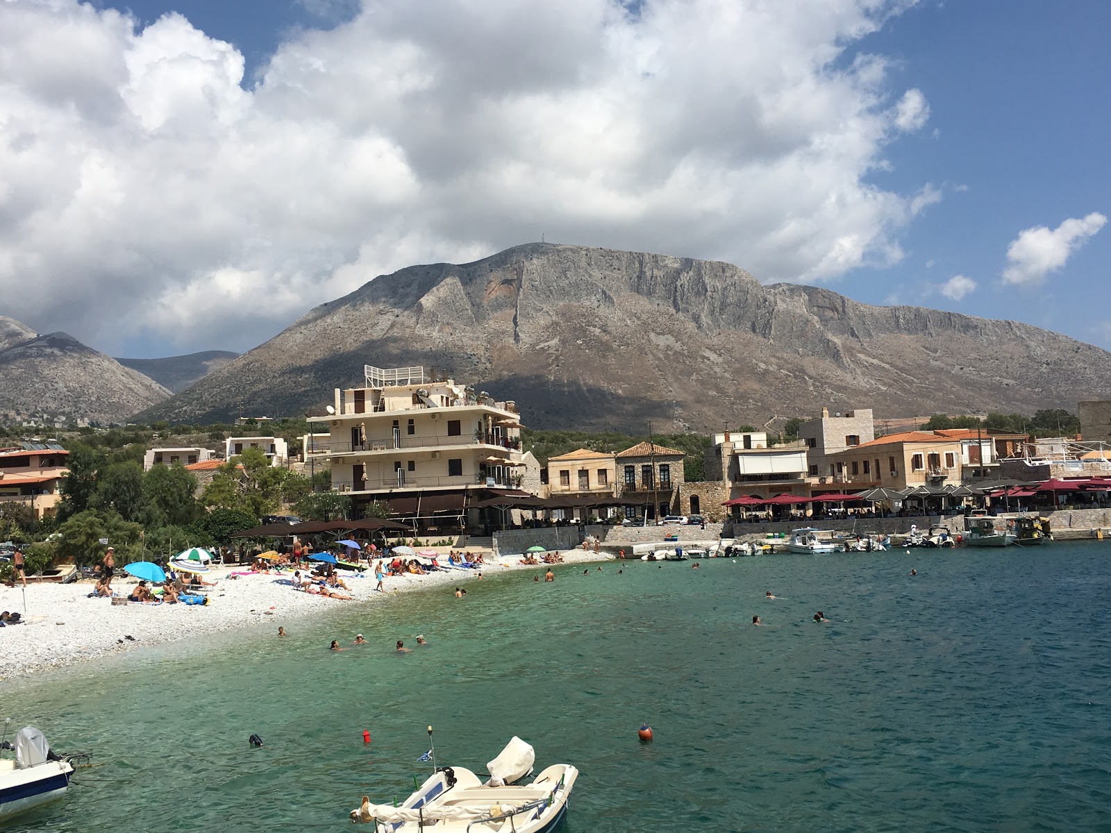 Foto af Gerolimenas beach med høj niveau af renlighed