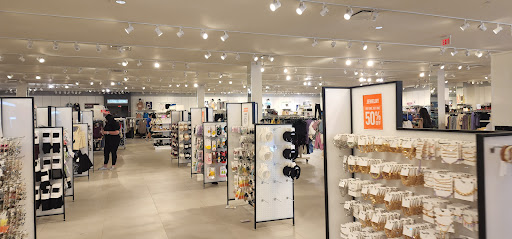 Clothing Store «F21 RED», reviews and photos, 620 Centerview Blvd, Kissimmee, FL 34741, USA