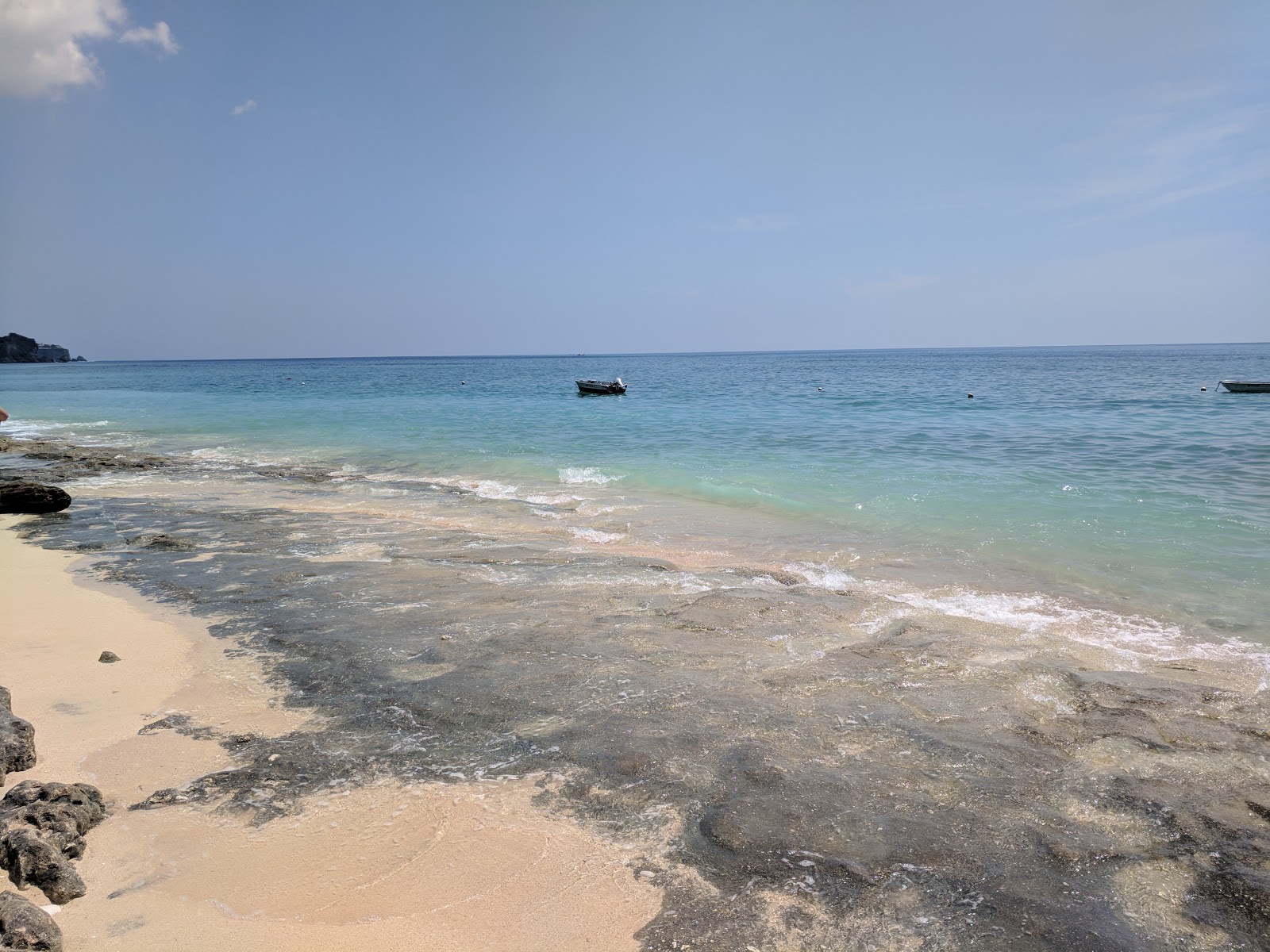 Photo de Bingin Beach entouré de montagnes