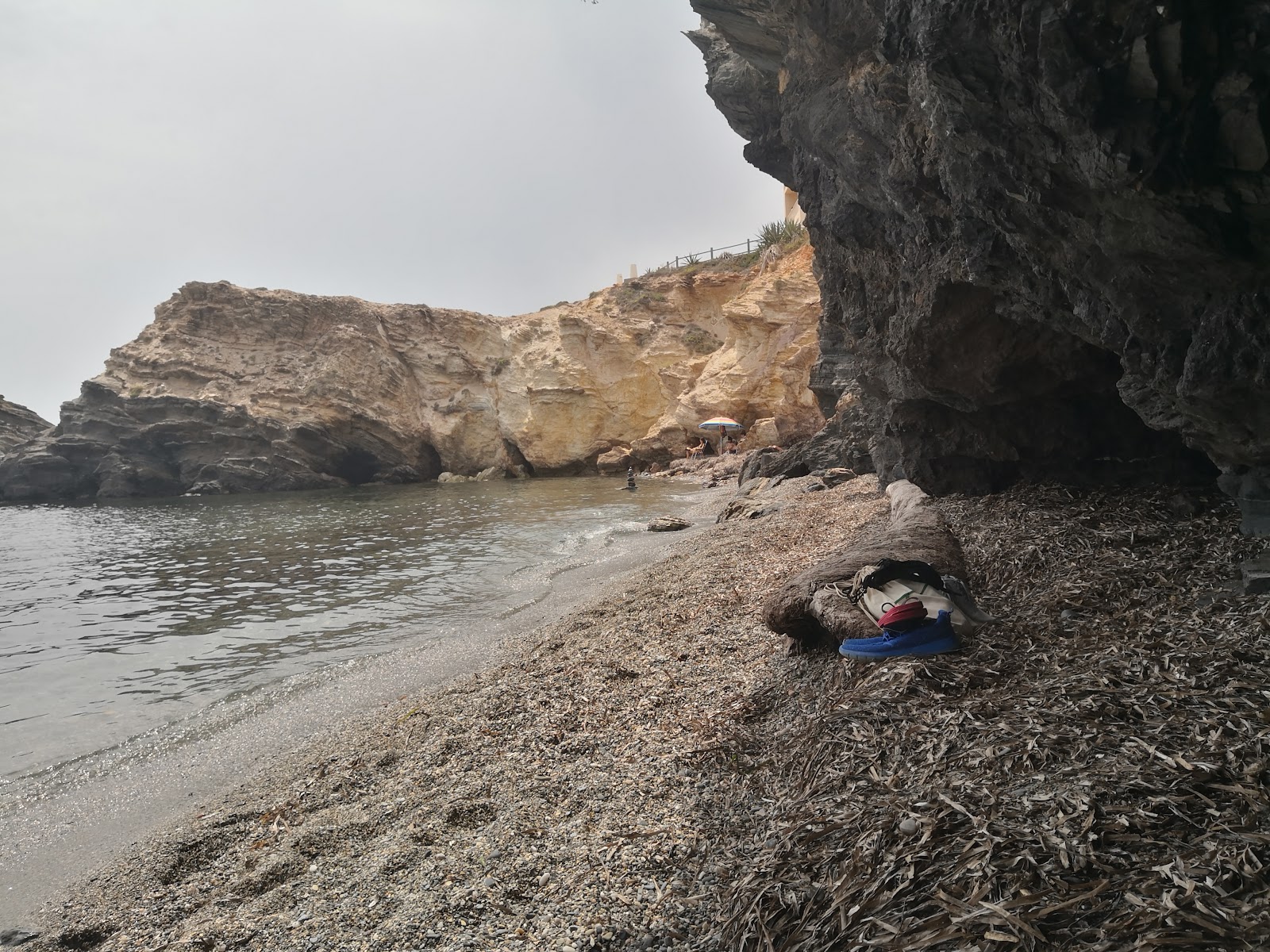 Photo de Playa de Paseo Acantilado entouré de montagnes