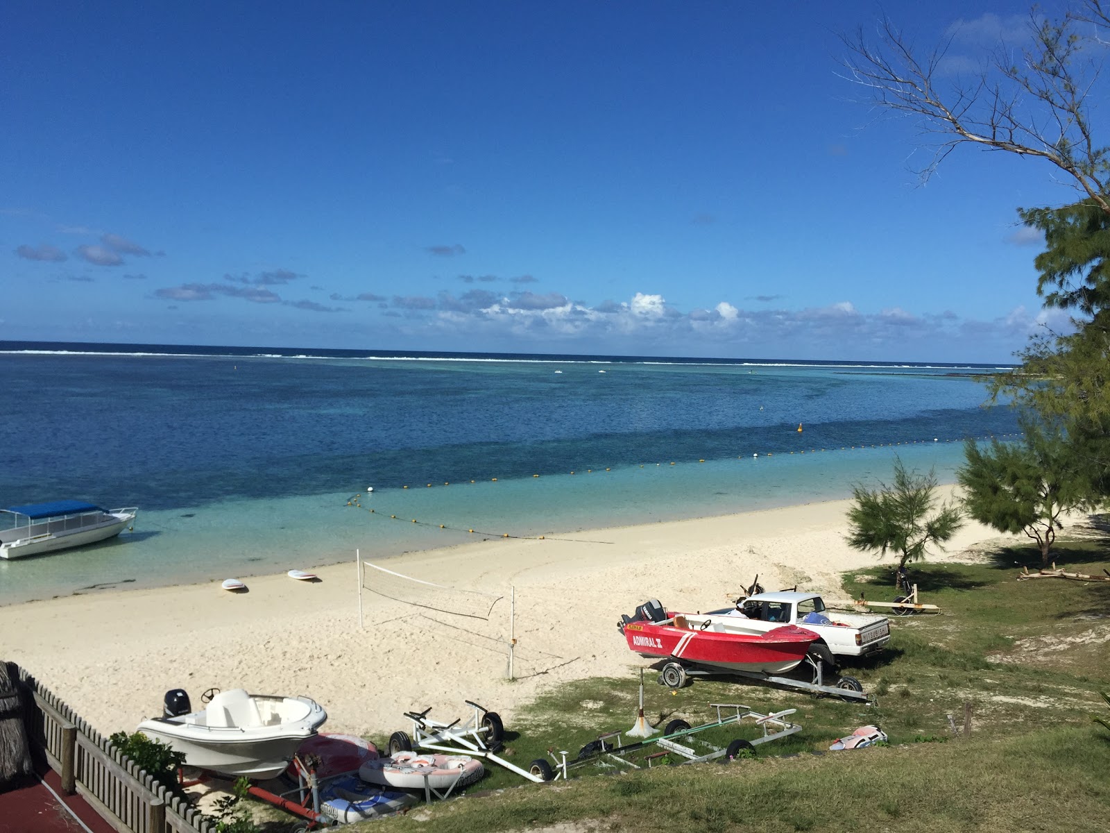 Quatre Cocos Beach'in fotoğrafı kısmen otel alanı