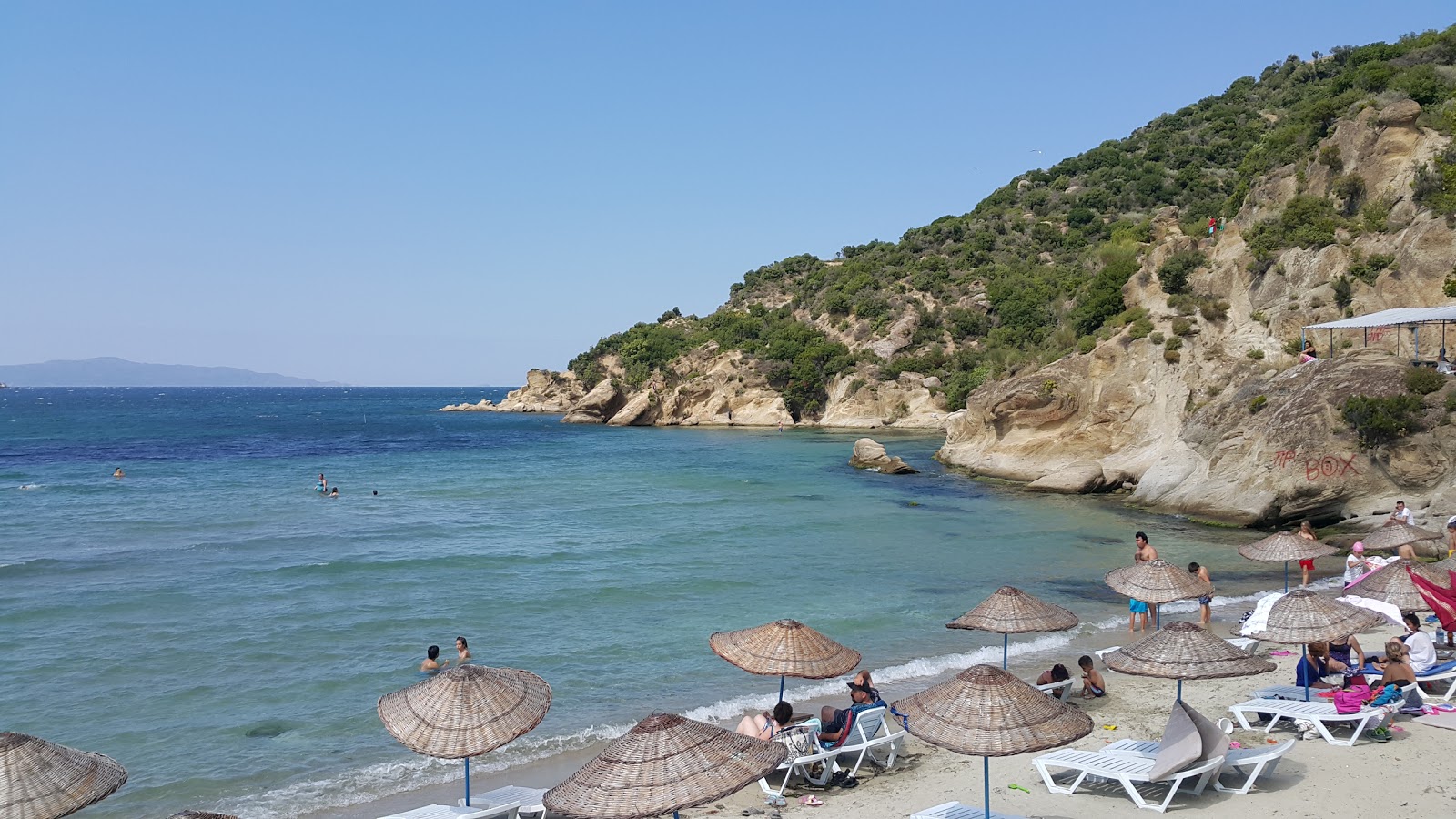 Turan beach的照片 背靠悬崖