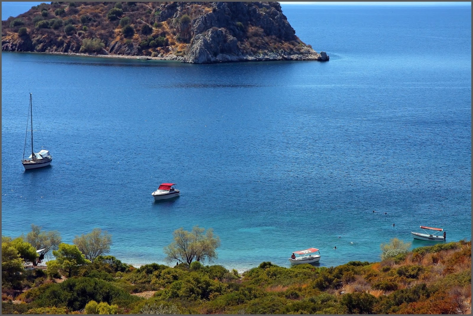 Photo de Romvi Beach avec petite baie