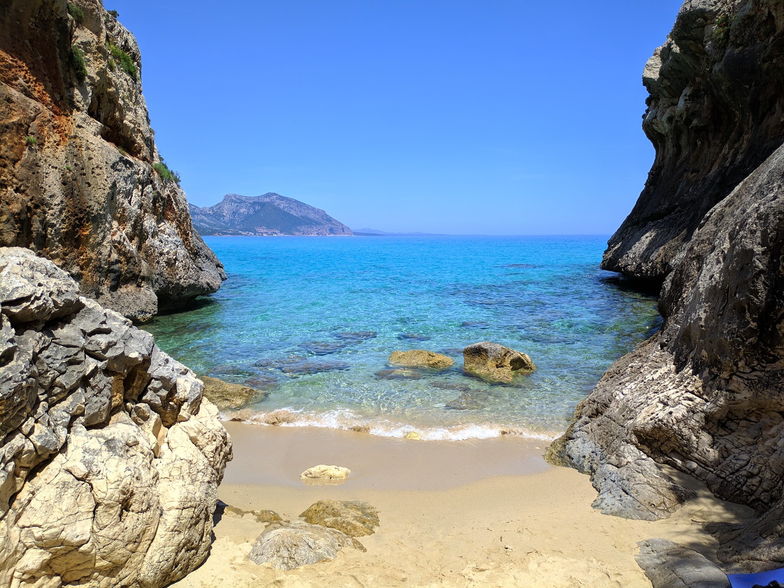 Foto di Cala di Oddoana con una superficie del sabbia beige fine