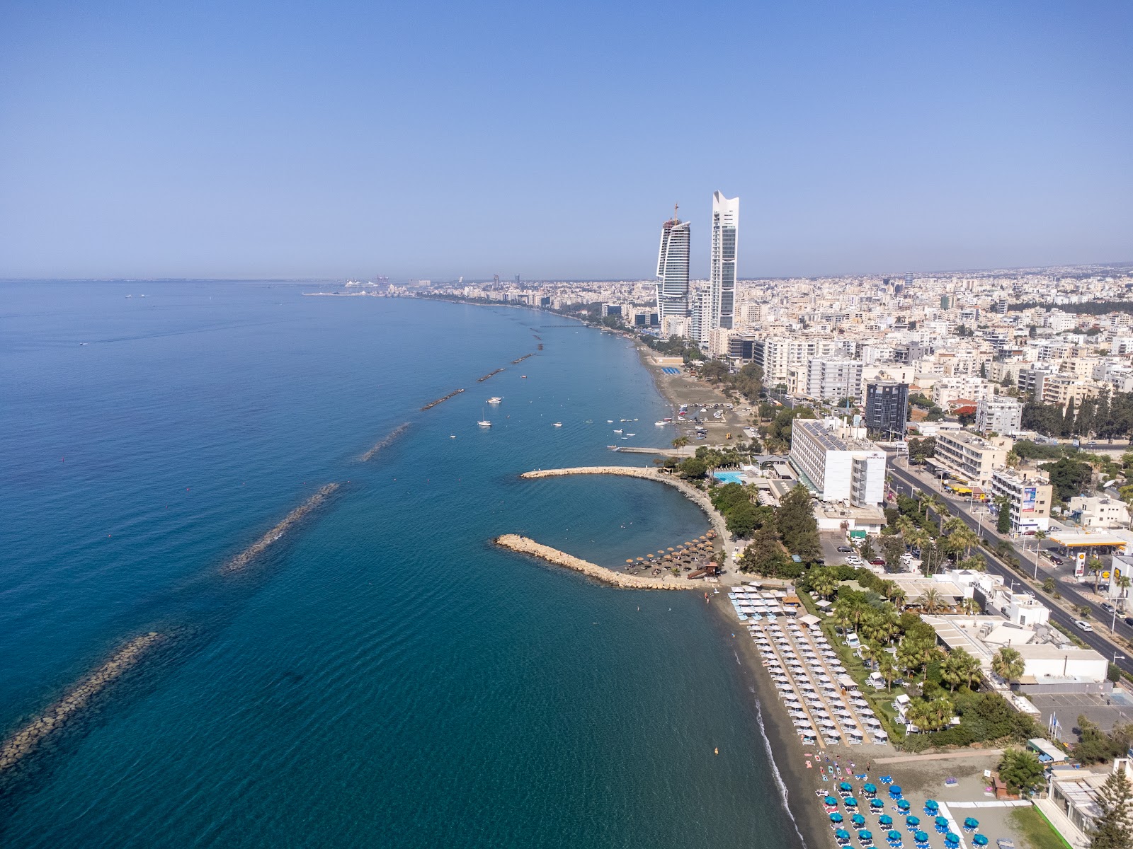 Photo de Crowne Plaza Limassol Beach avec un rivage droit