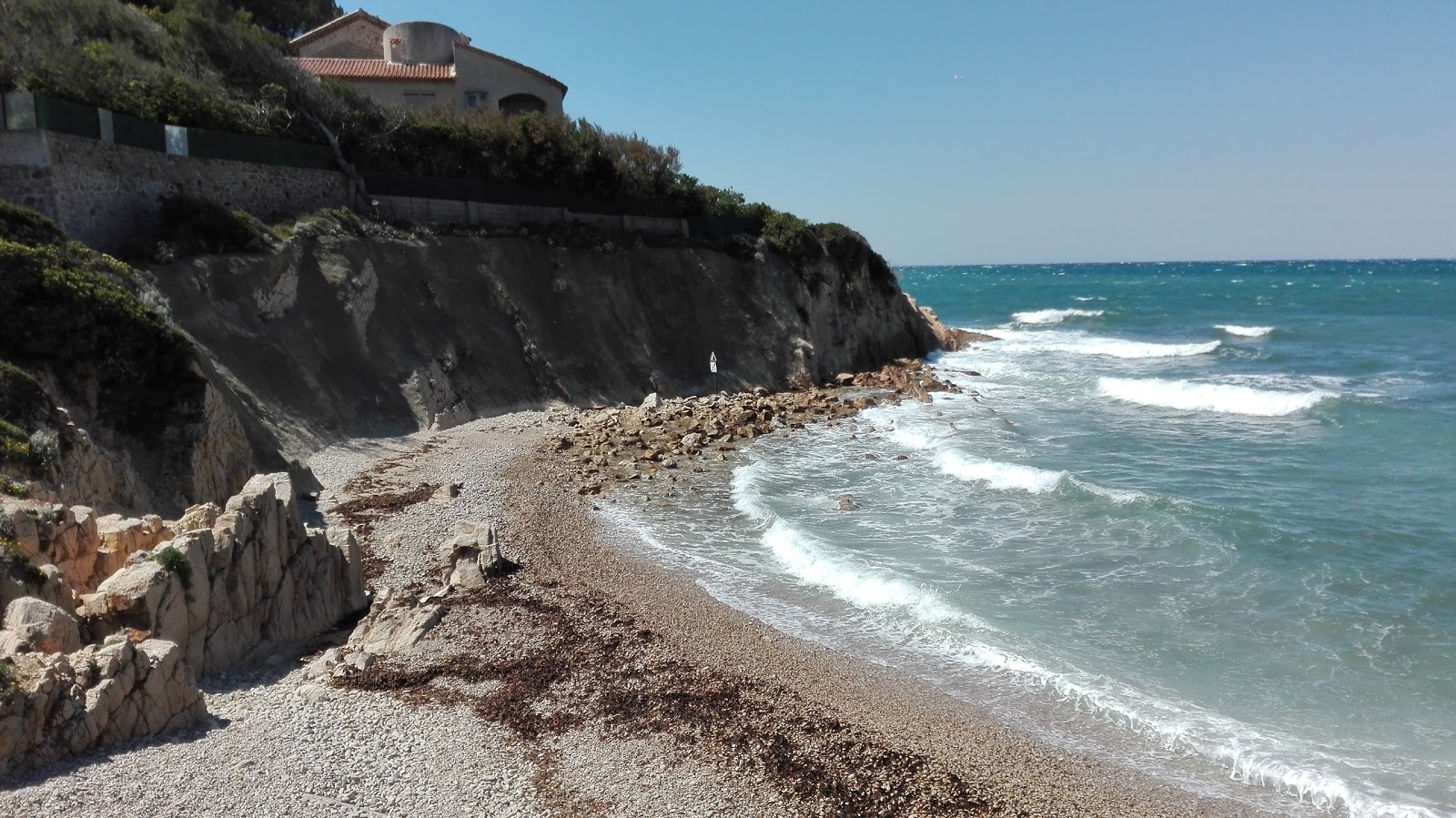 Plage de beaucours的照片 带有碧绿色纯水表面