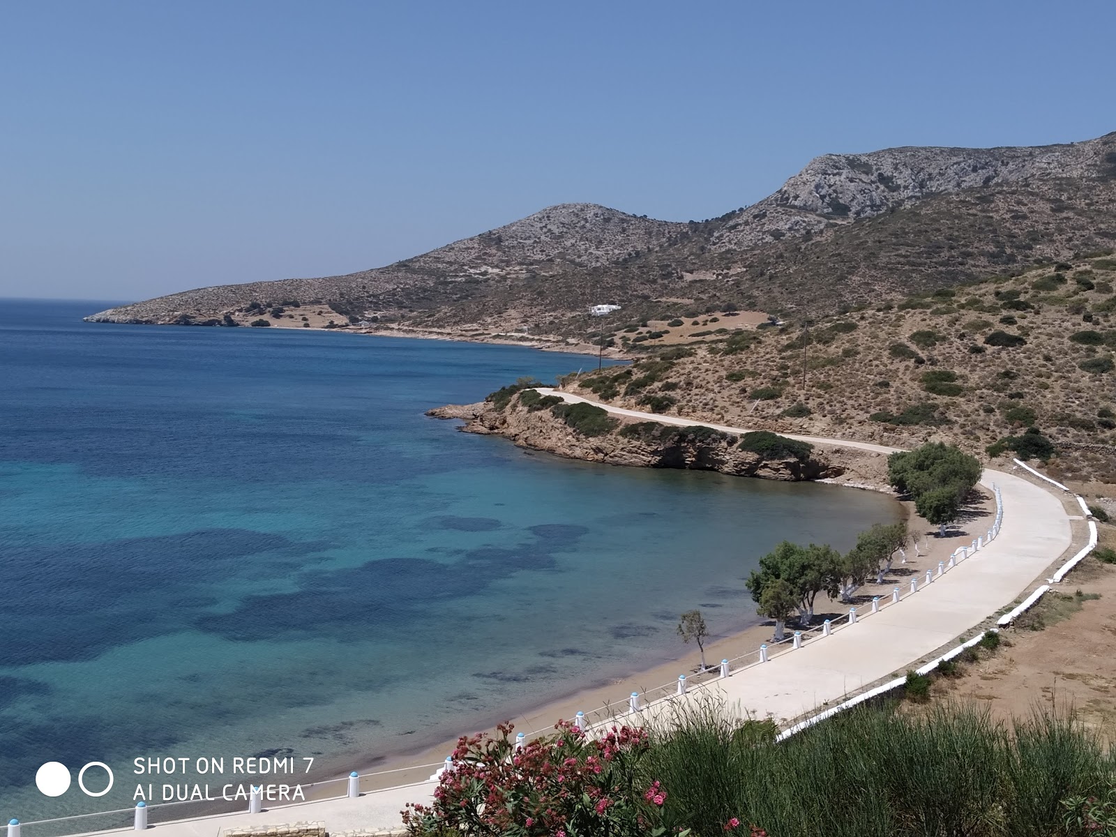 Foto von Lowland beach mit kleine bucht