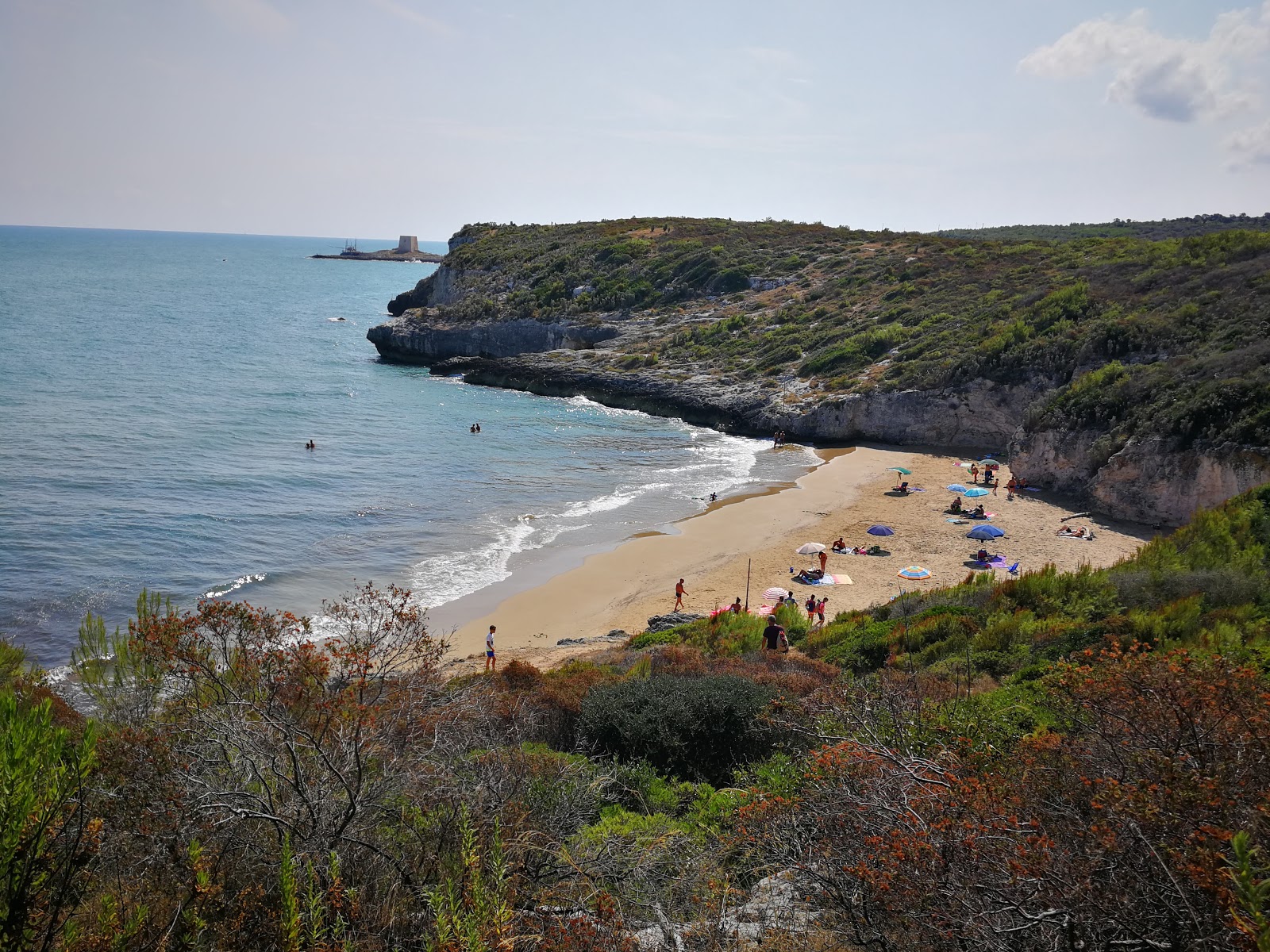 Cala dei Turchi'in fotoğrafı i̇nce kahverengi kum yüzey ile