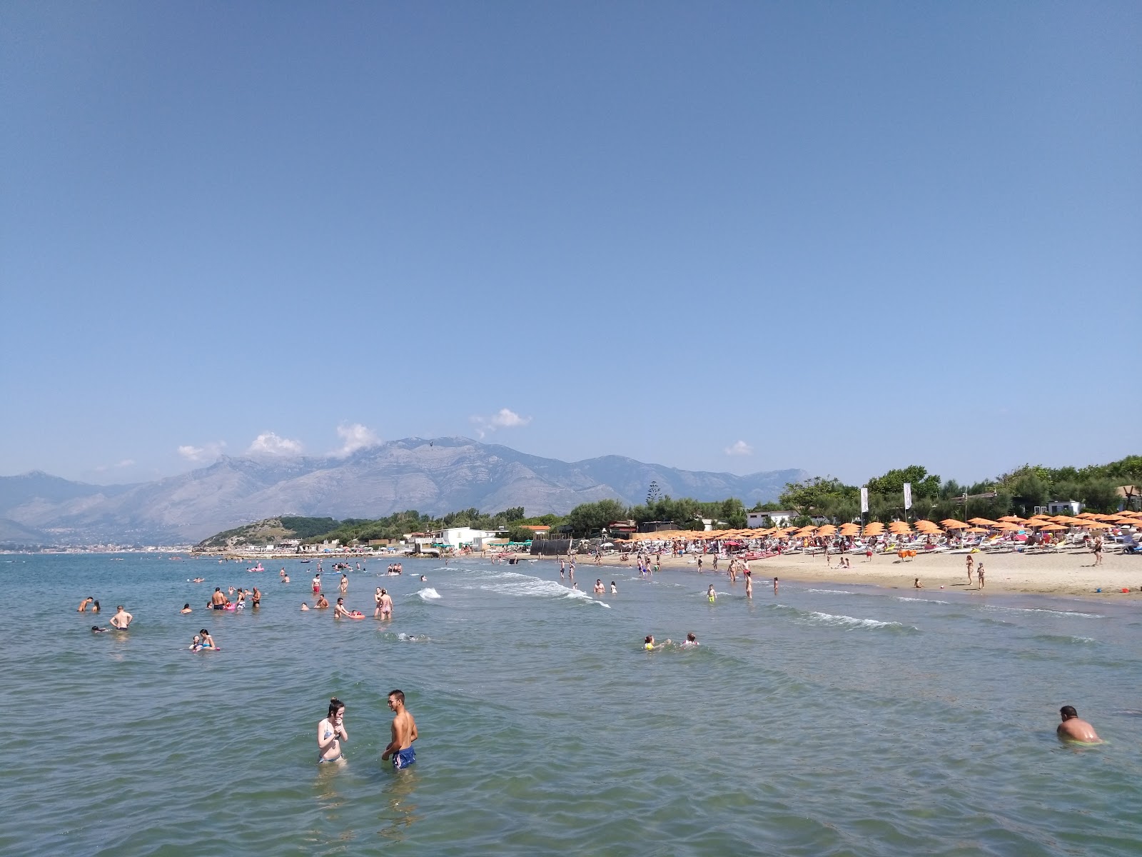 Foto de Marina di Minturno beach com água azul superfície