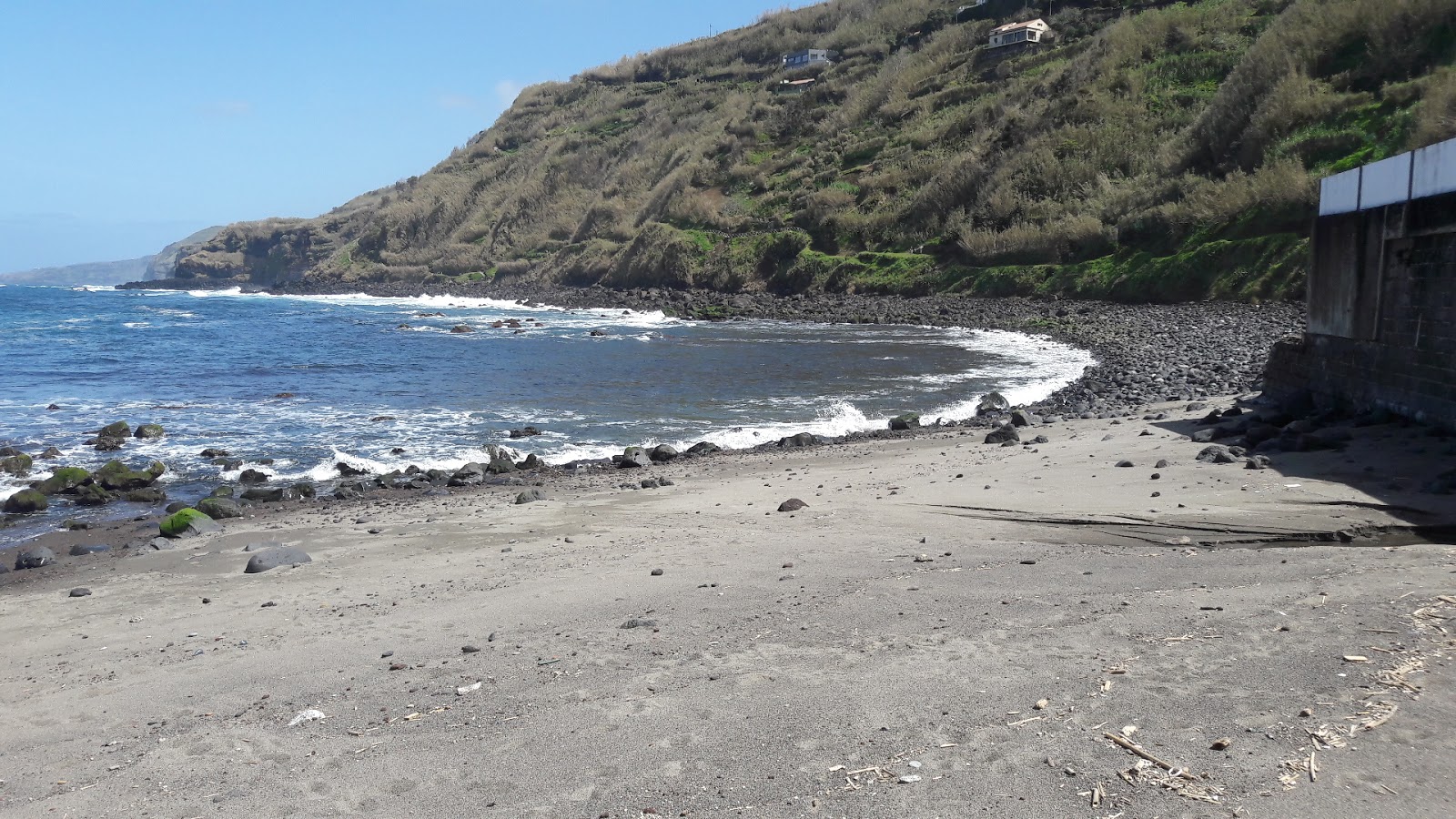 Foto av Praia do Calhau da Maia omgiven av klippor