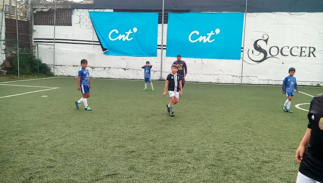 Opiniones de Polideportivo Fenix en Quito - Campo de fútbol