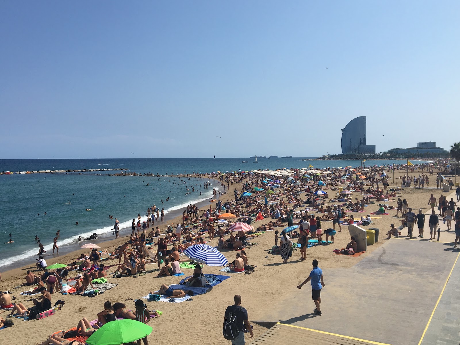 Fotografie cu Playa Barceloneta cu nivelul de curățenie înalt