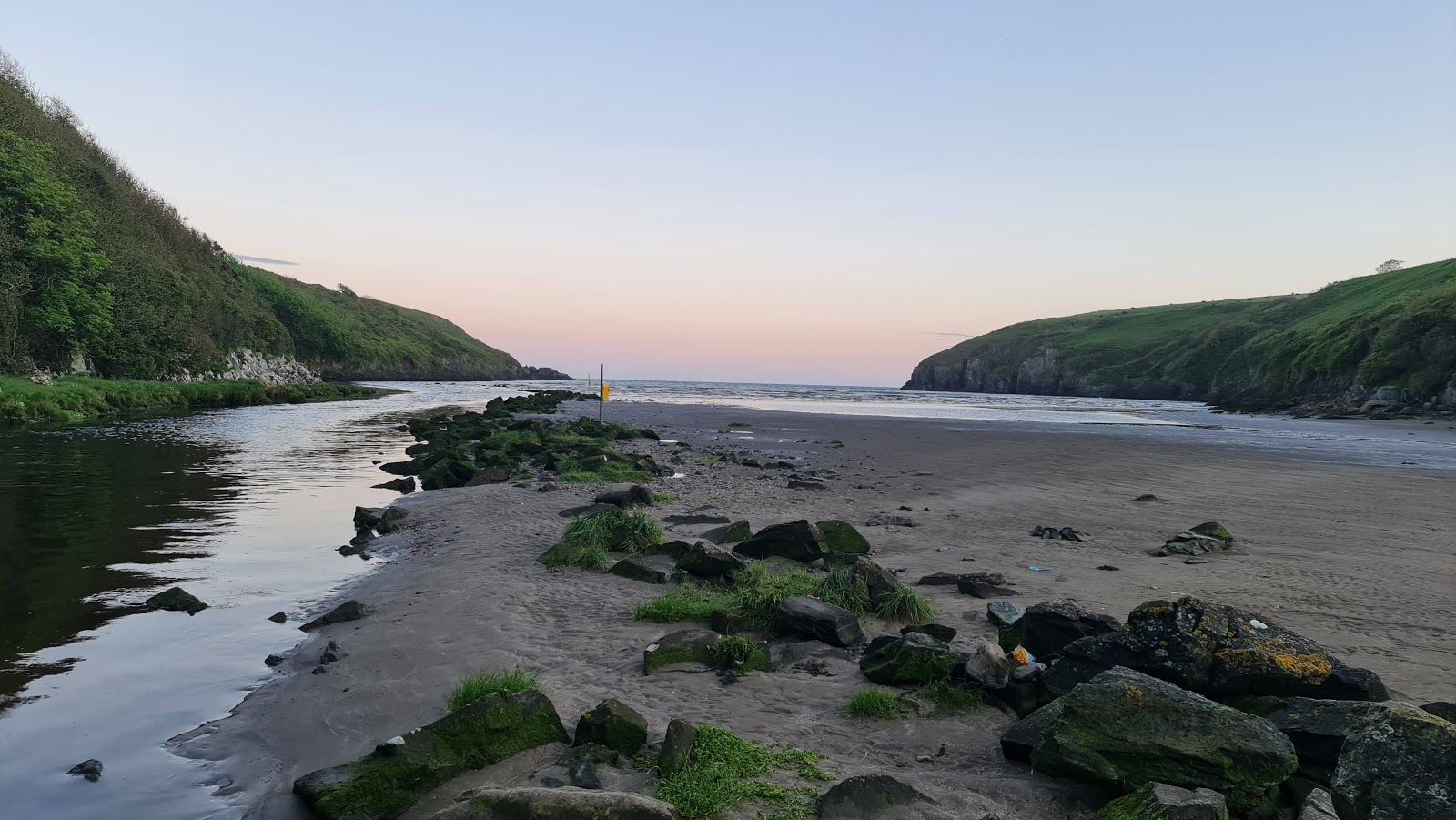 Photo de Stradbally Cove Beach - endroit populaire parmi les connaisseurs de la détente