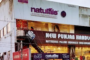 Naturals Salon image