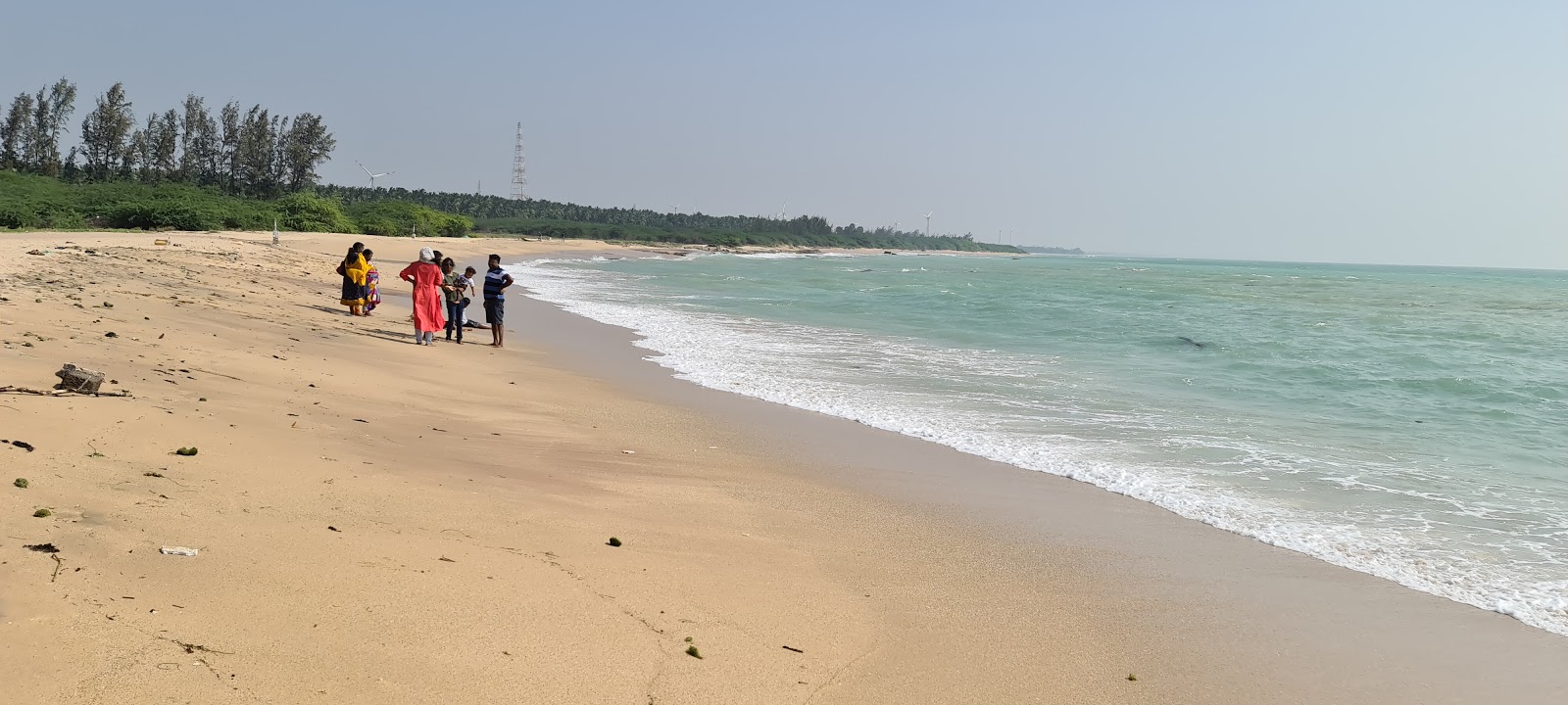 Φωτογραφία του Rasthakaadu Beach με ευρύχωρη ακτή