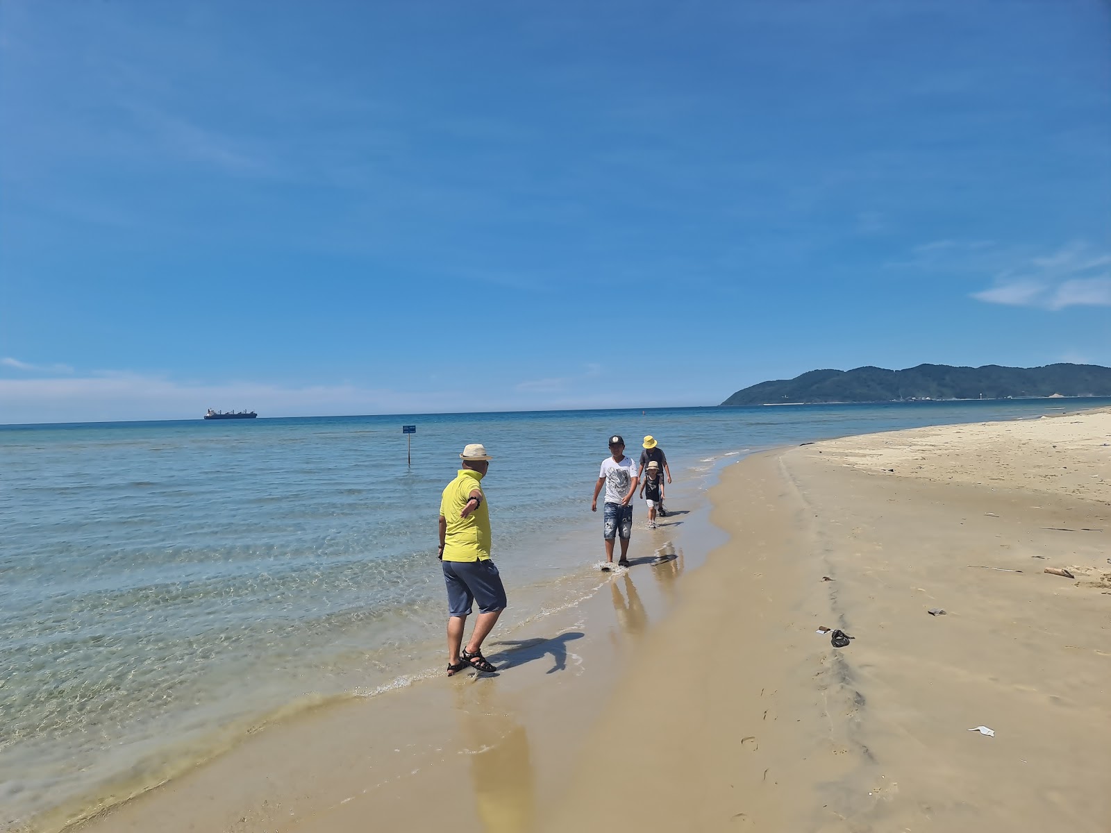 Fotografija Tan Canh Duong Beach in naselje