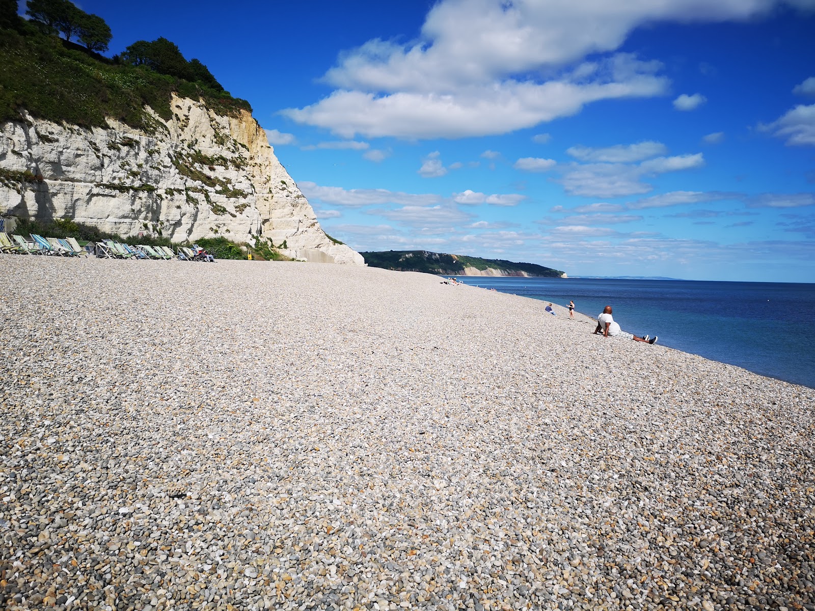 Foto af Beer beach omgivet af bjerge