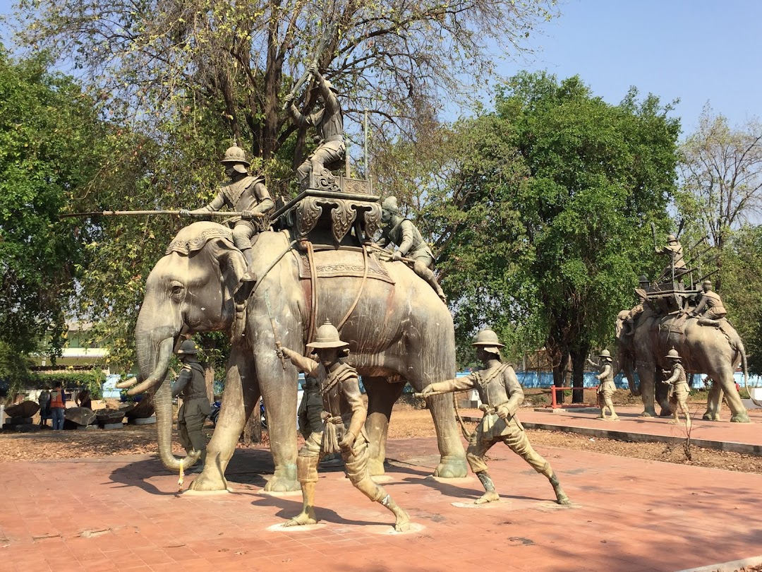 พระที่นั่งเพนียด