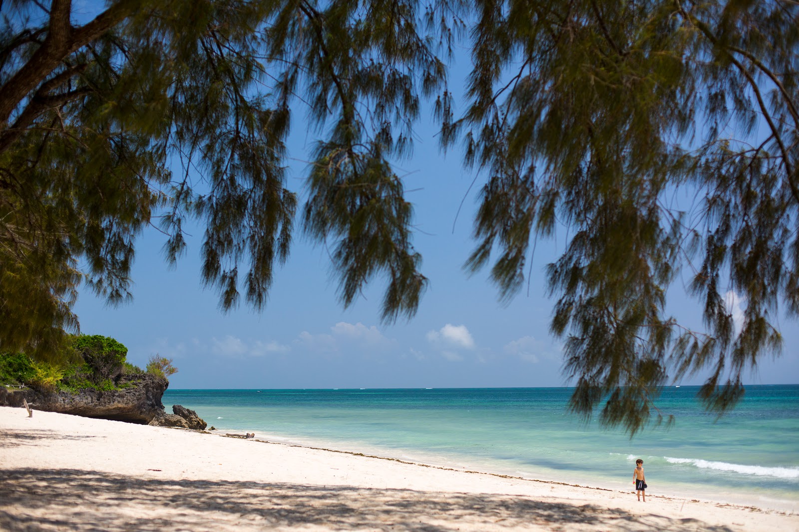 Foto di Kinondo Shwari Beach con una superficie del sabbia beige