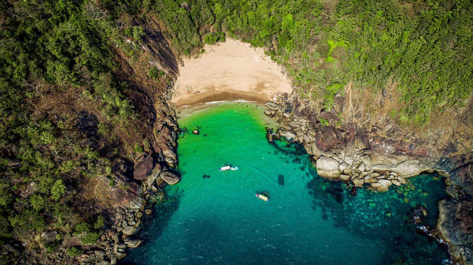 Φωτογραφία του Παραλία Πεταλούδα υποστηρίζεται από βράχους