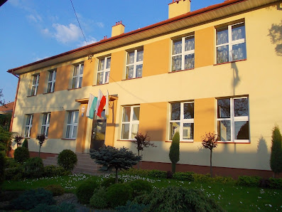 Szkoła Podstawowa w Górze Ropczyckiej Zajazd pod Górą. Hotelihttps://www.google.com/local/place/rap/edit/locationk, restauracja, 2, 39-120 Góra Ropczycka, Polska