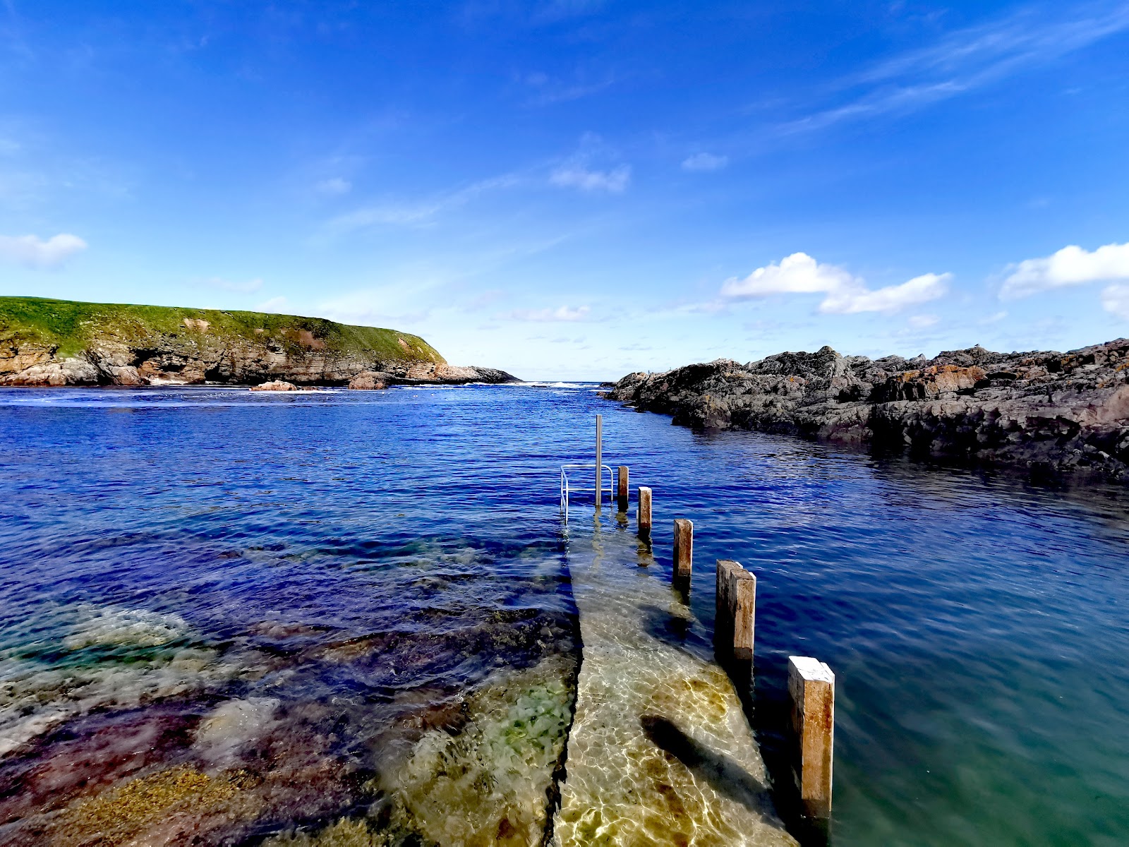 Portskerra Beach'in fotoğrafı taşlar yüzey ile