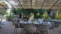 Atmosphère du Restaurant français L'Oustau de Saint-Marc à Saint-Marc-Jaumegarde - n°11