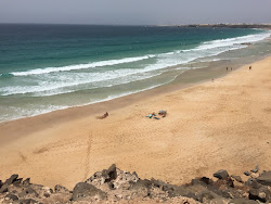 Photo de Playa del Aljibe de la Cueva entouré de montagnes