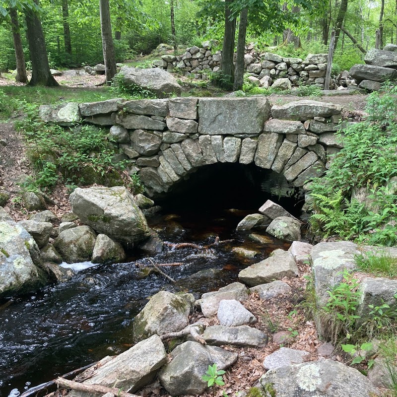 Weetamoo Woods Trailhead Parking