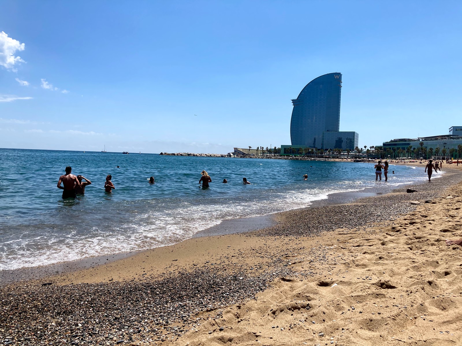 Fotografie cu Playa Barceloneta - locul popular printre cunoscătorii de relaxare