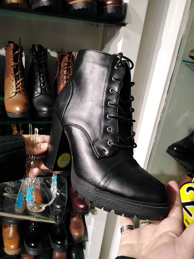 Stores to buy women's boots Lima