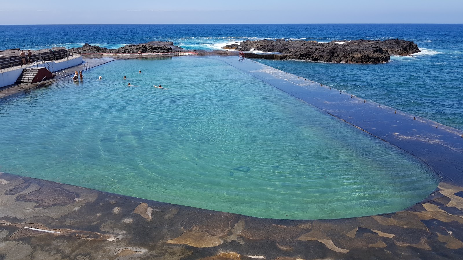 Fotografie cu Natural pool Mesa del Mar - locul popular printre cunoscătorii de relaxare