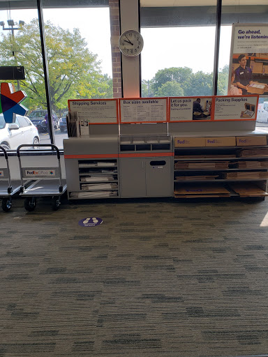 Print Shop «FedEx Office Print & Ship Center», reviews and photos, 1720 N Harlem Ave, Elmwood Park, IL 60707, USA
